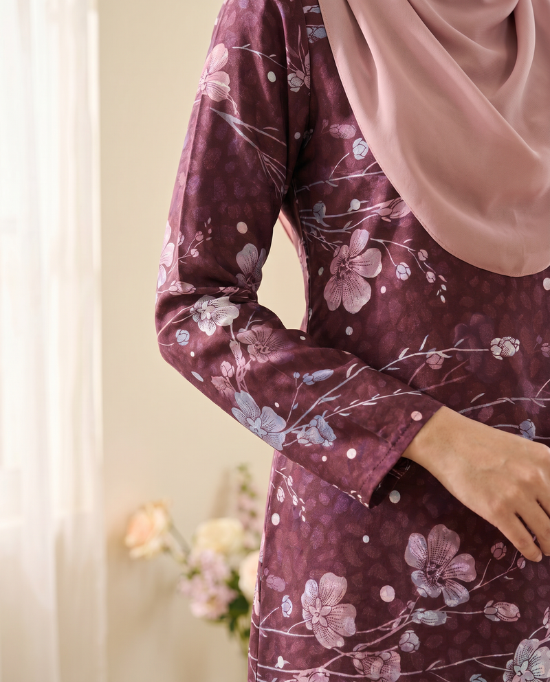 gulatis-website-fabric-silk-ks-maroon-floral-2026-fabric-silk-ks-maroon-floral-worndetail-c3569cee
