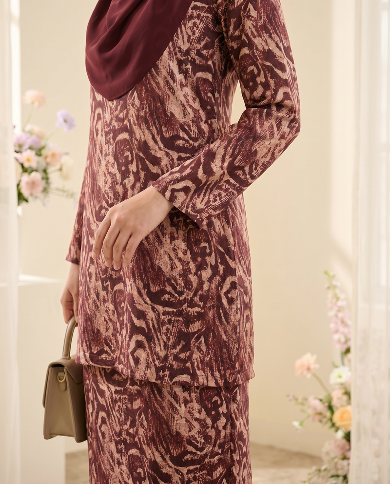 gulatis-website-fabric-ks2-d15-maroon-2026-fabric-ks2-d15-maroon-worndetail-6305d5d7