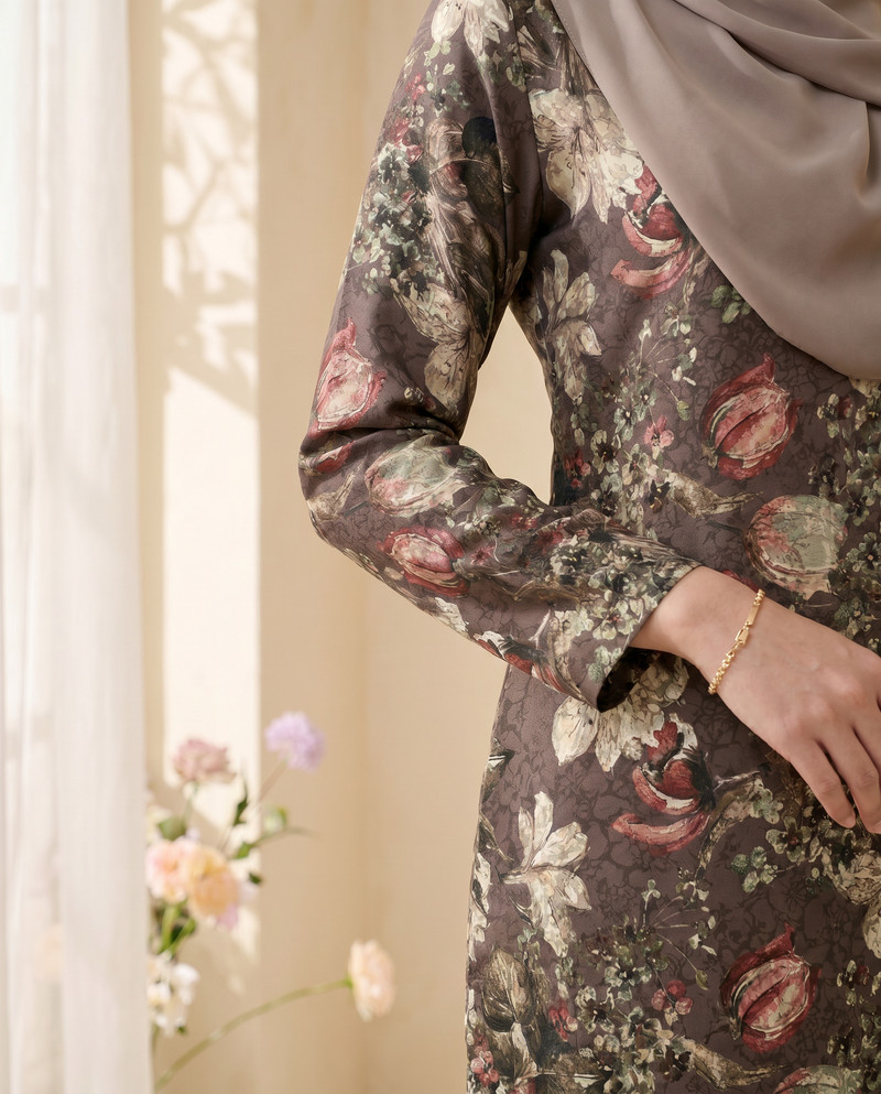 gulatis-website-fabric-ks2-d17-brown-2026-fabric-ks2-d17-brown-worndetail-06e24c83