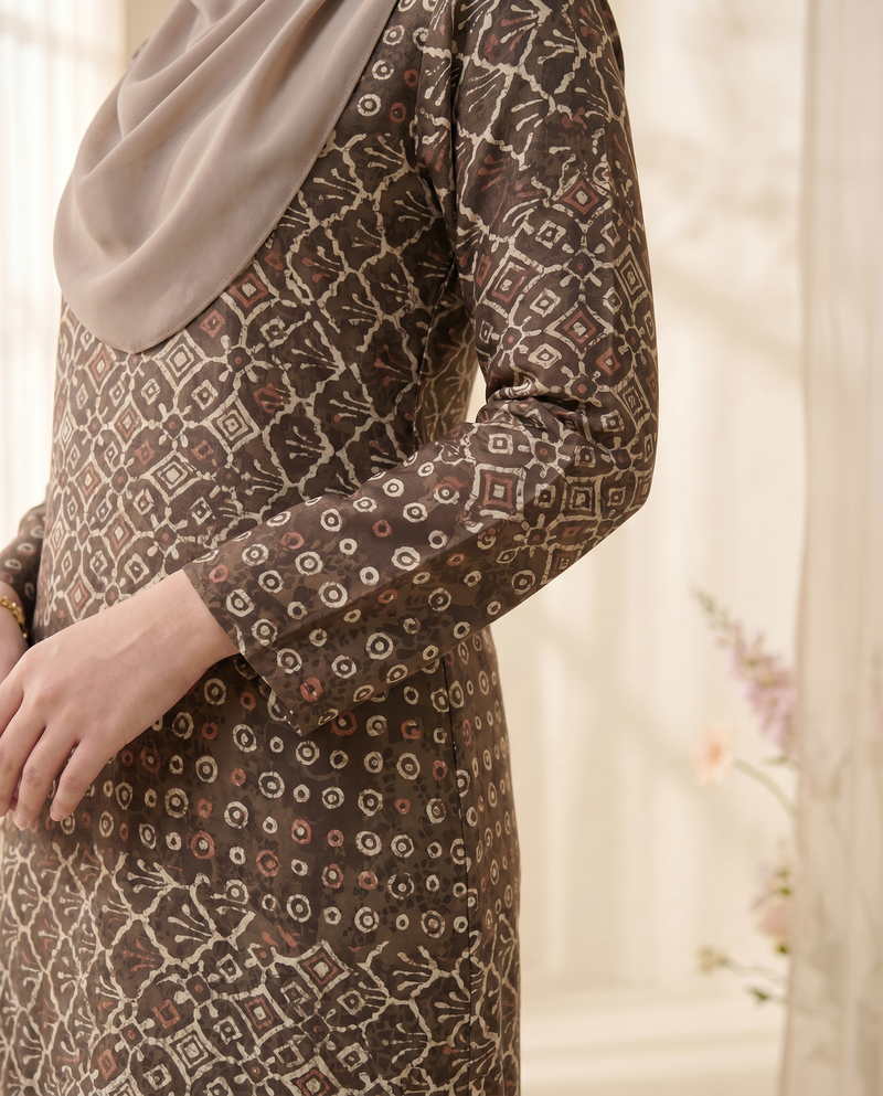 gulatis-website-fabric-ks2-d9-brown-2026-fabric-ks2-d9-brown-worndetail-ba38170b